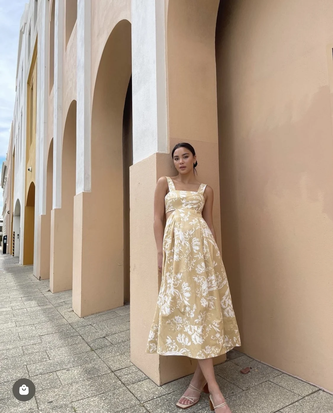 

Новинка 2023, женское эластичное платье миди без рукавов с открытой спиной и цветочным принтом