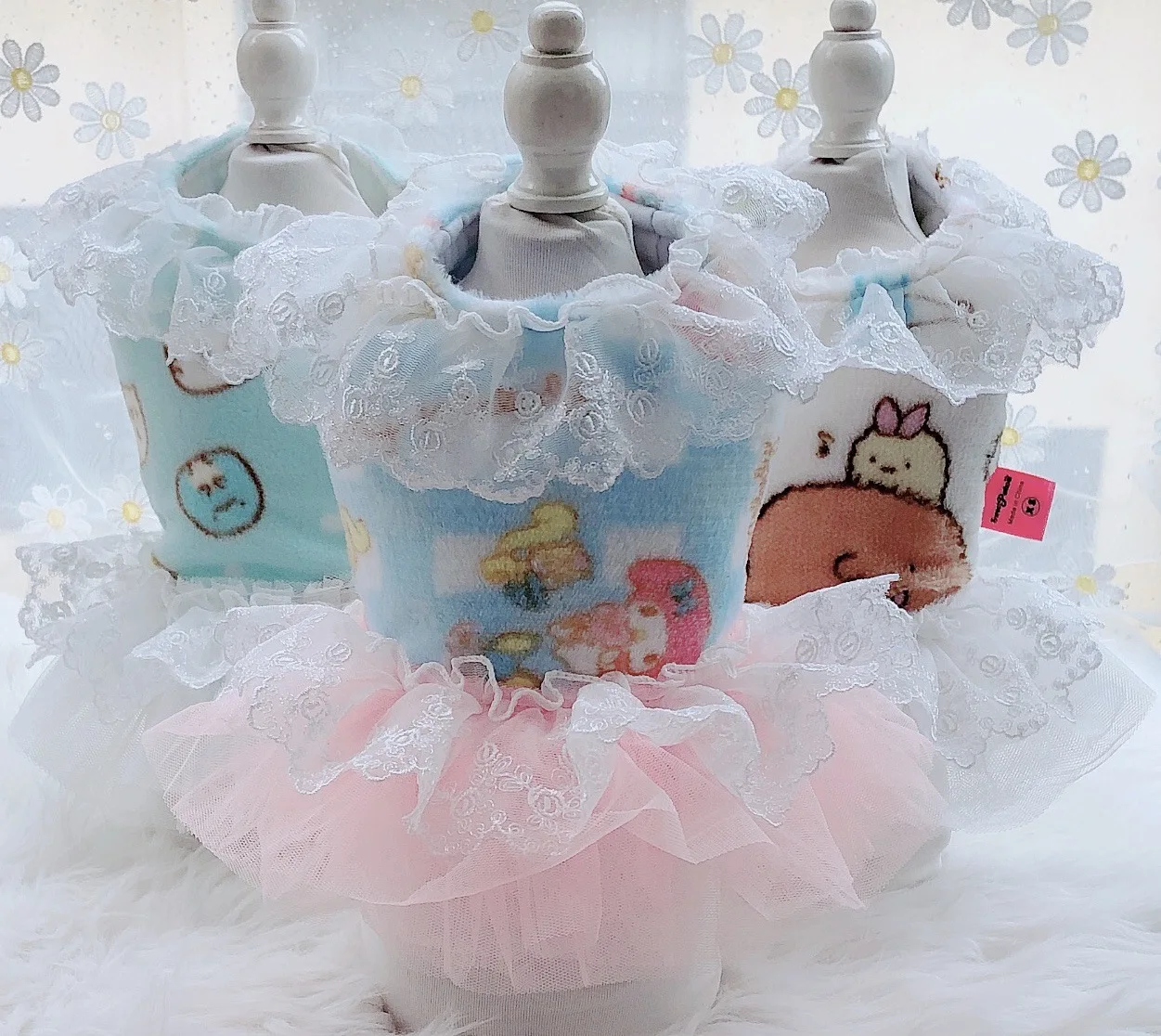 

Платья для собак из кораллового флиса разных цветов, с мультяшным принтом и кружевной отделкой, осенне-зимняя юбка, одежда для домашних живо...