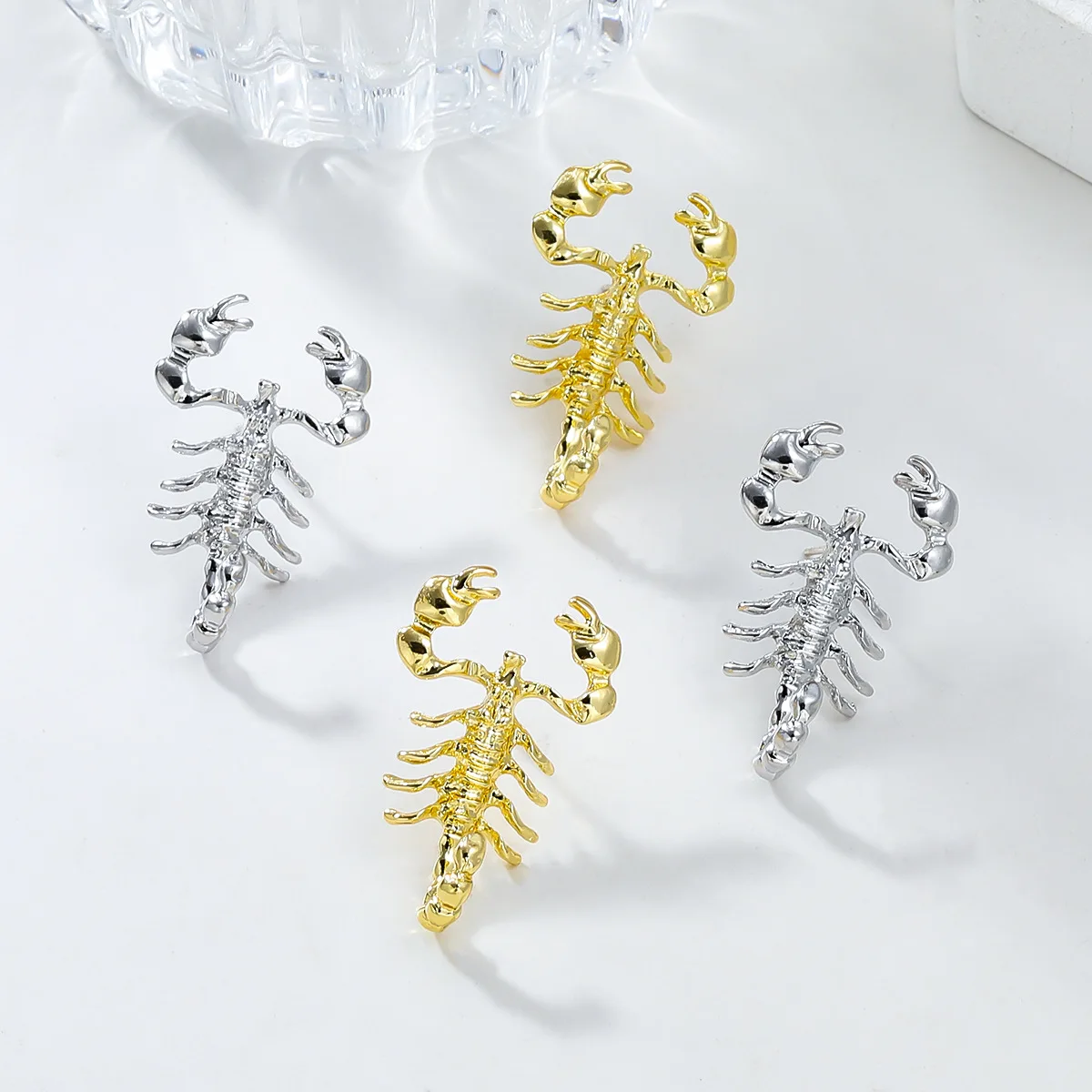 Женские серьги-гвоздики в виде скорпиона золотого и серебряного цвета