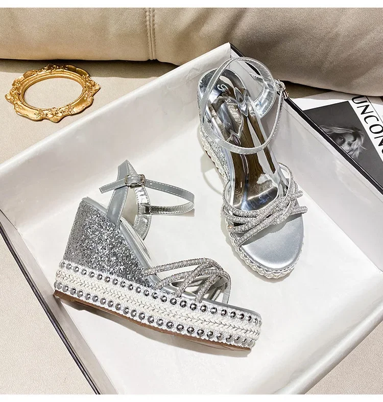 Новые пикантные женские босоножки принцессы на высоком каблуке с заклепками