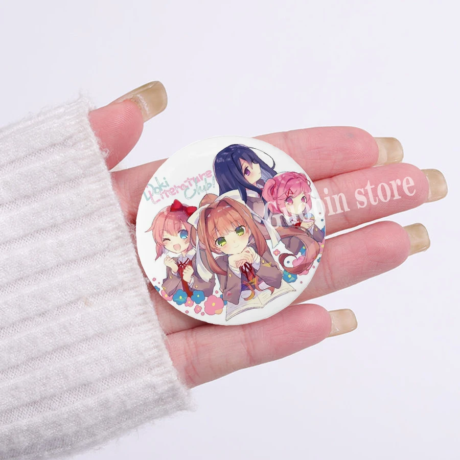 58 мм аниме Доки Даки Литературный клуб! Булавки Natsuki Sayori Monika брошь значок с
