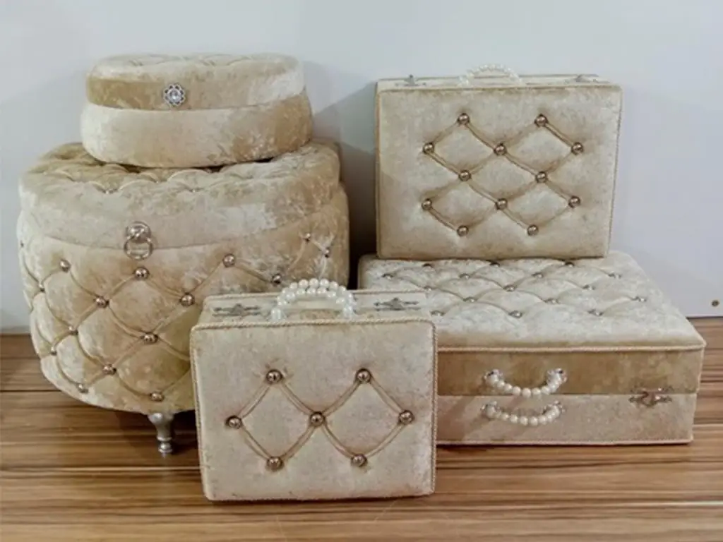 

D Model 5 dowry crate set of cappuccino