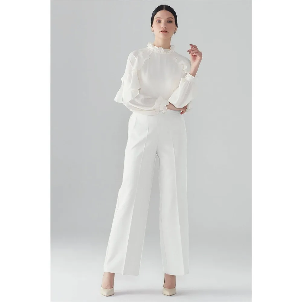 

Свободные резиновые брюки светло-бежевого цвета