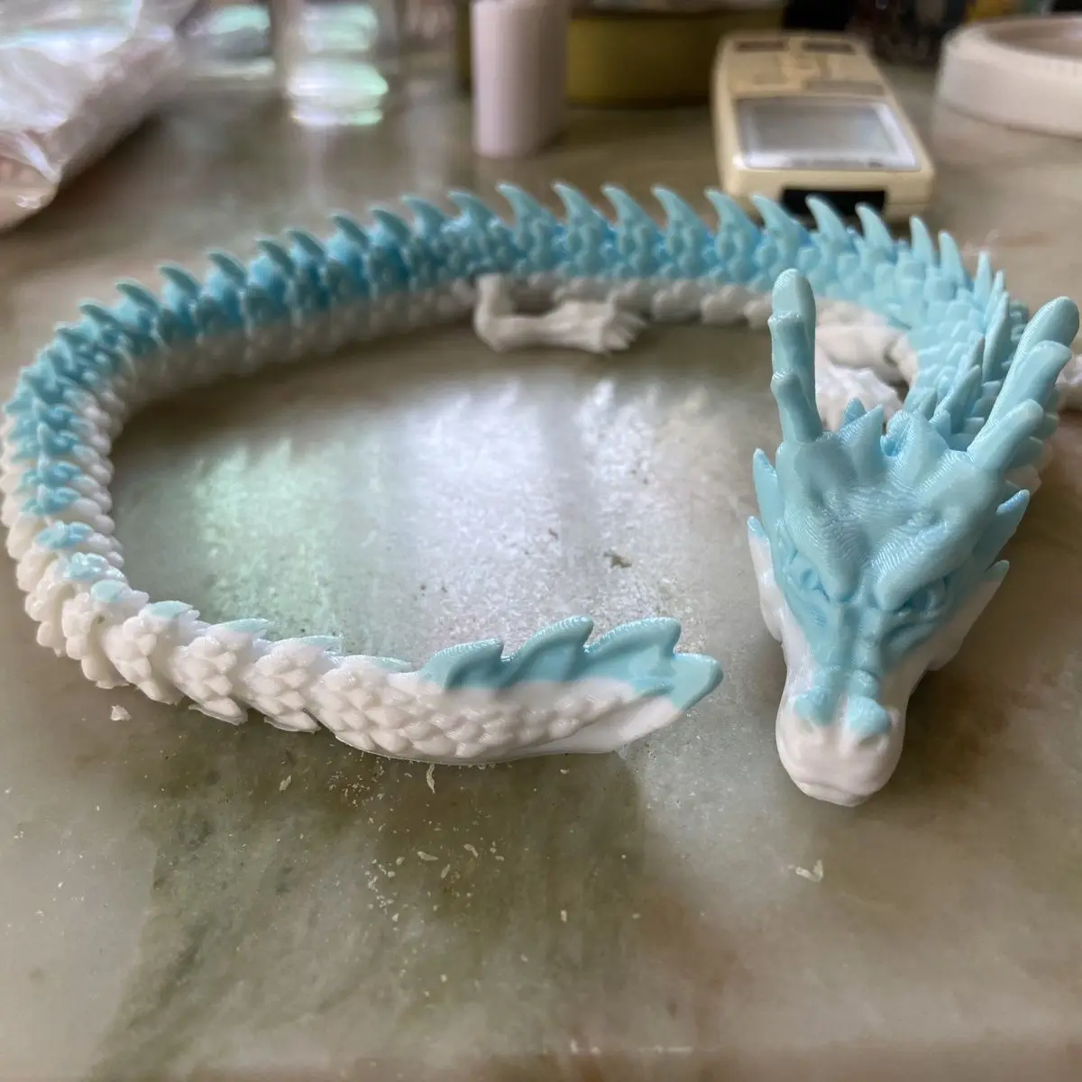 3D-печать китайского дракона с пятиконечными размытыми зелеными драконами