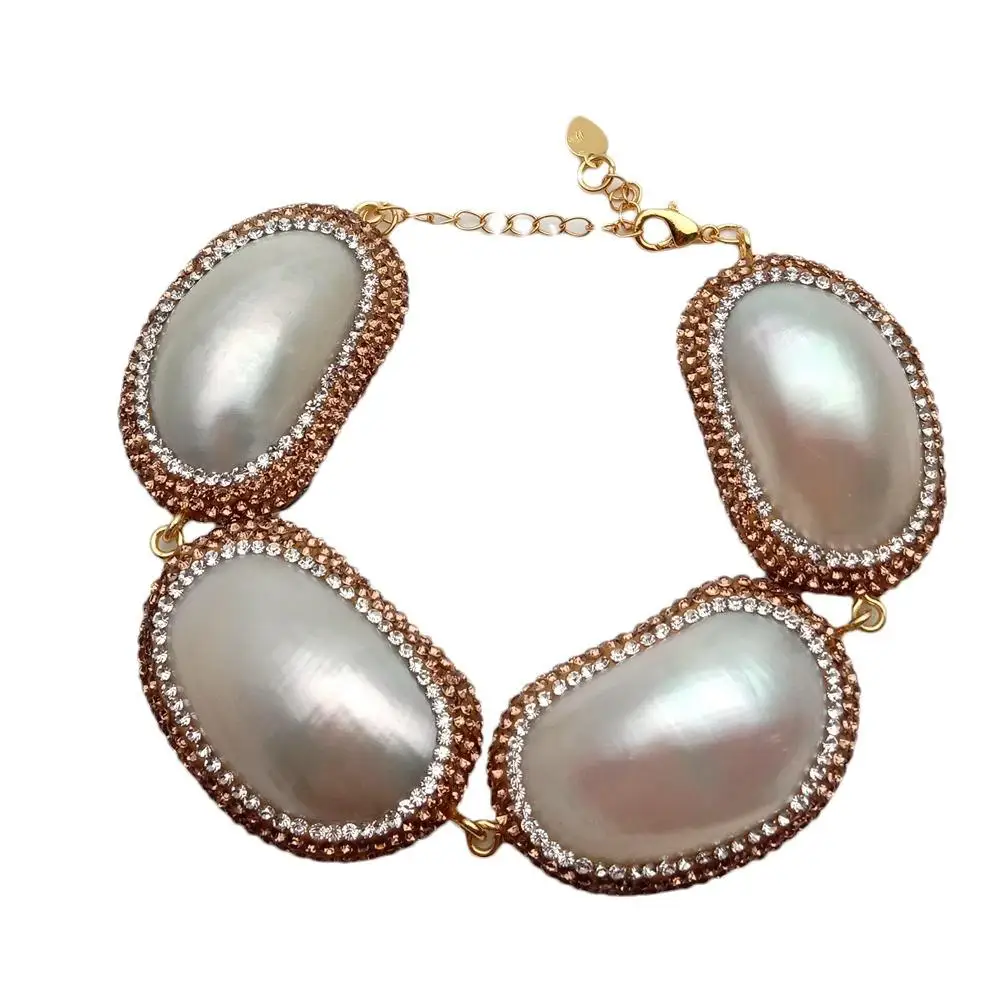 

Большой браслет с натуральными белыми морскими ракушками и золотыми кристаллами