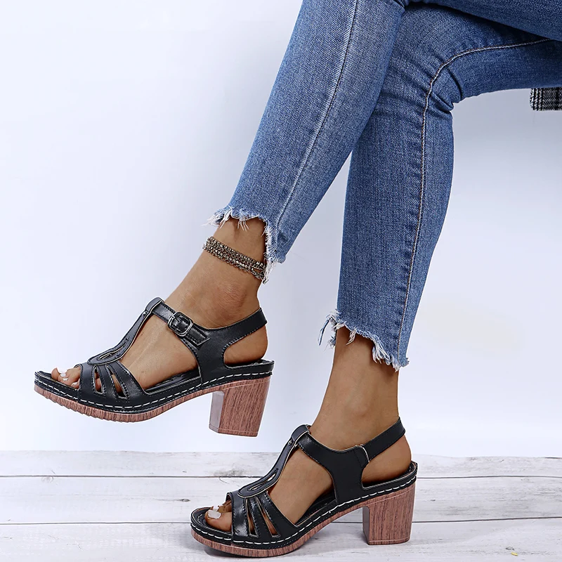 

2022 Zomer Nieuwe Mode Metalen Gesp Decoratieve Hoge Hakken Dames Effen Kleur Grote Maat Comfortabele Sandalen Vrouwen Sandalen