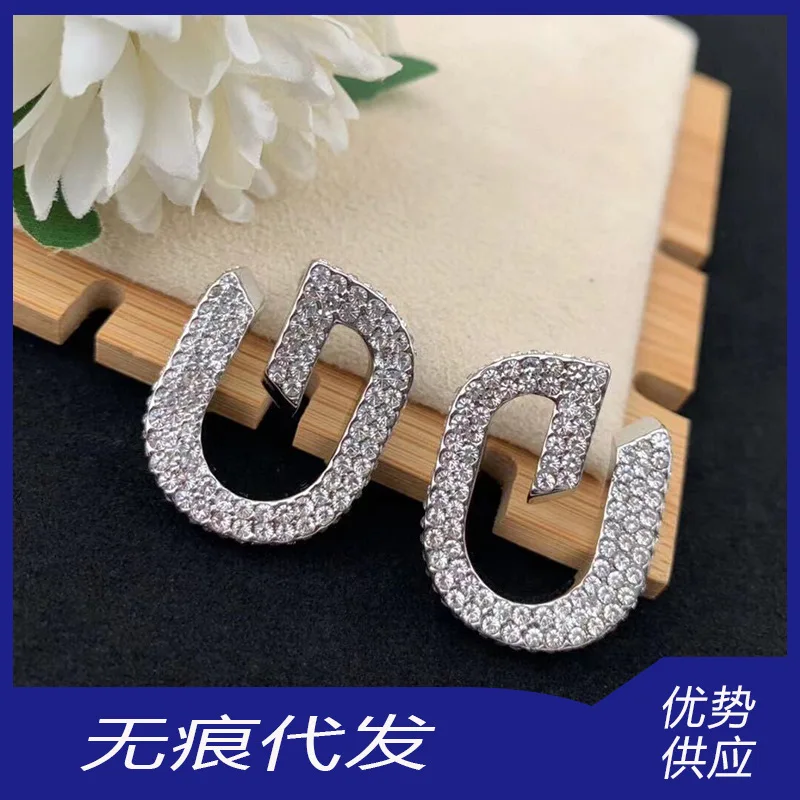 

Женские серьги-гвоздики из цельного материала