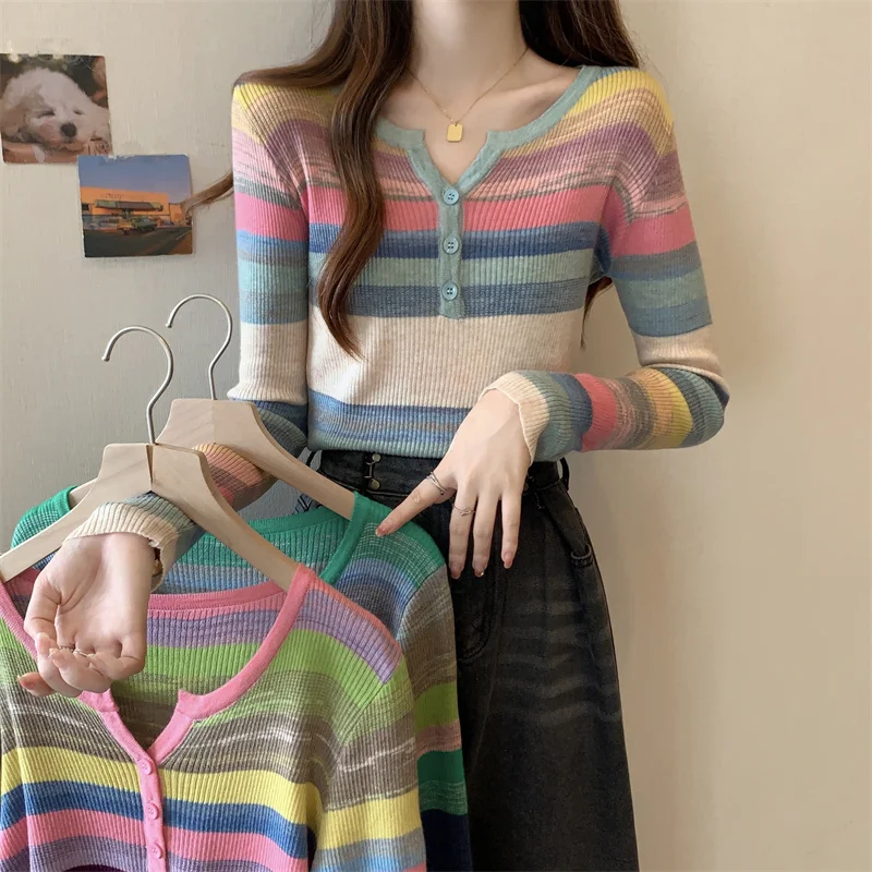 Рисунок 5 - Женский трикотажный свитер с V-образным вырезом