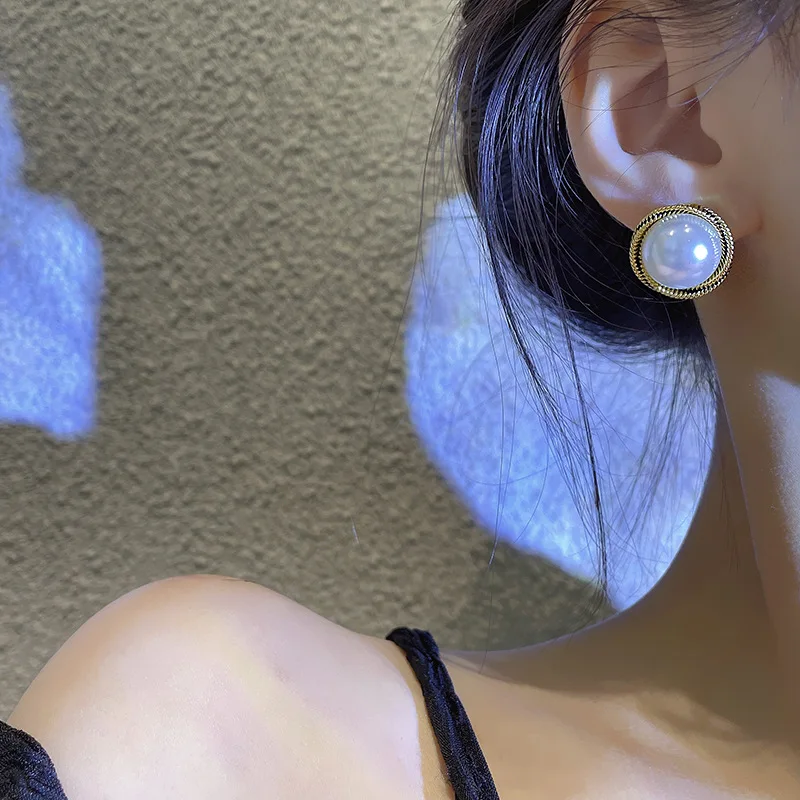 

U-Magical Korean Round Asymmetry Baroque Imitation Pearl Dangle Earings for Women Exquisite Oversize Metal Earings Jewelry