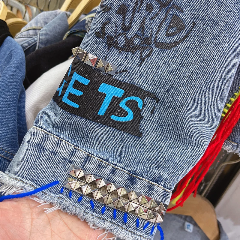 Уличная модная джинсовая куртка с заклепками и буквами граффити женская