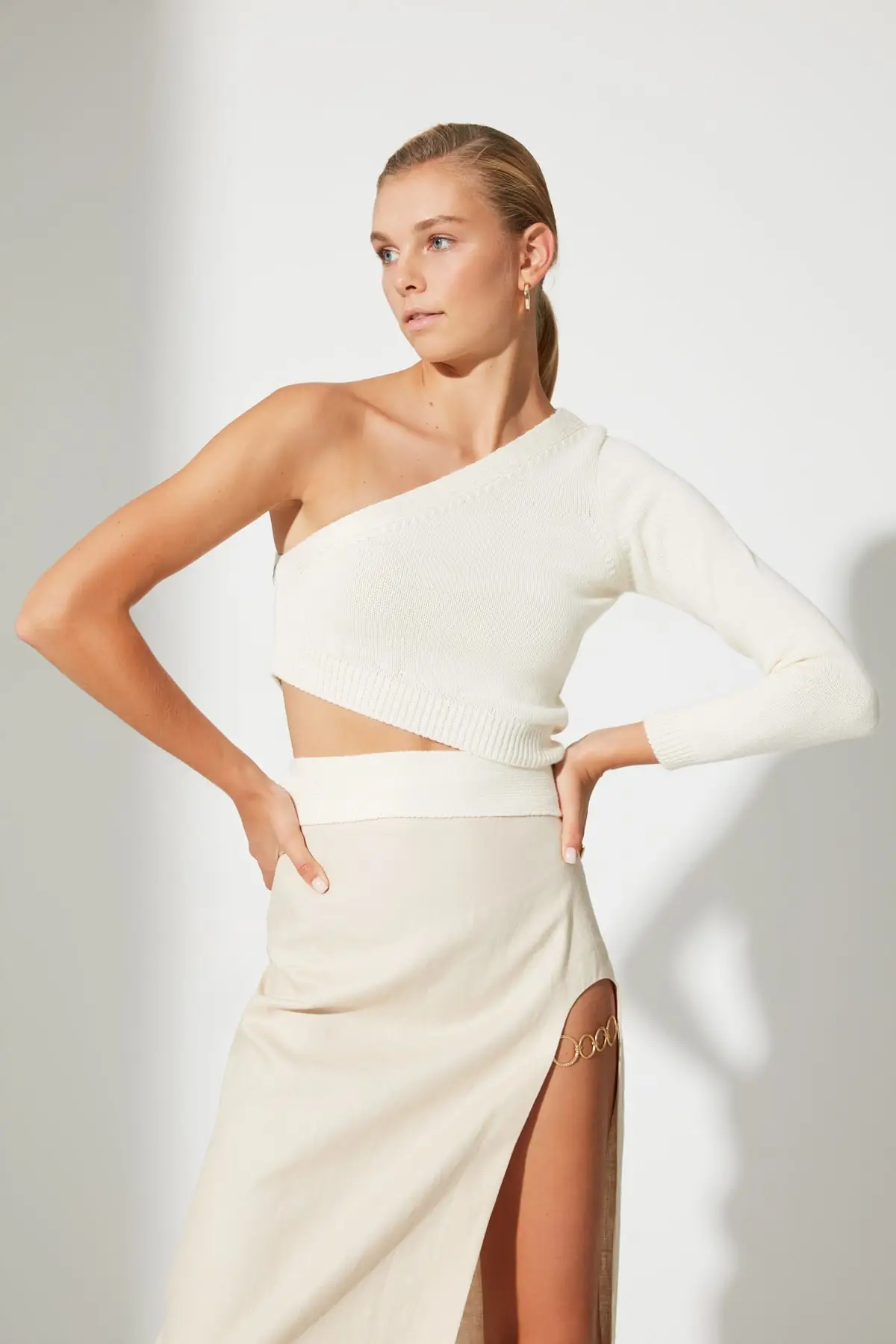 

Trendyol One Shoulder Knitwear Sweater TWOAW22KZ1950