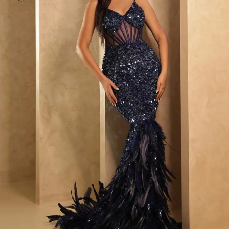 

Вечернее платье-макси с V-образным вырезом и перьями