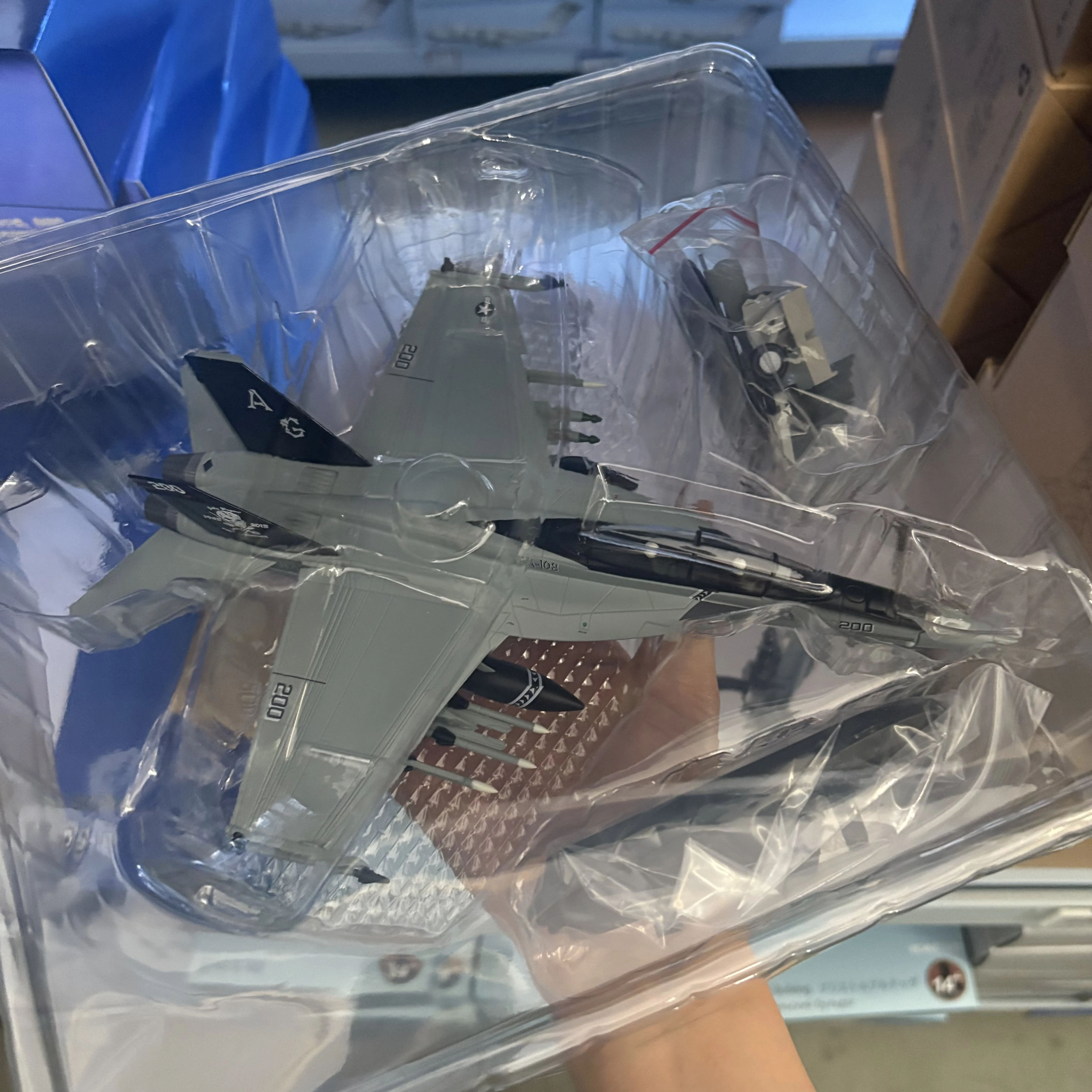 Фото Масштабная модель военного самолета F/A-18F Hornet F18 (1:72) для авианосцев, готовая коллекционная модель из литого металла, украшение №1