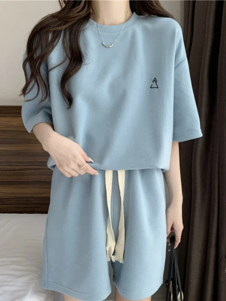 Короткий женский спортивный костюм в корейском стиле