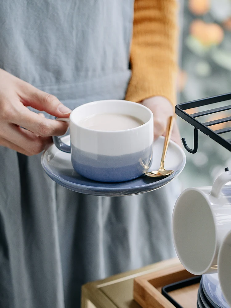 

Керамическая кофейная чашка с ложкой, набор тарелок, кружки для мужчин и женщин, маленькая Роскошная простая Европейская мода, послеобеденный чай, цвет под глазурь