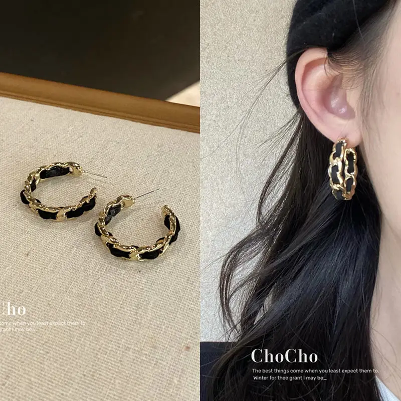 

Женские серьги-гвоздики в форме буквы «С»