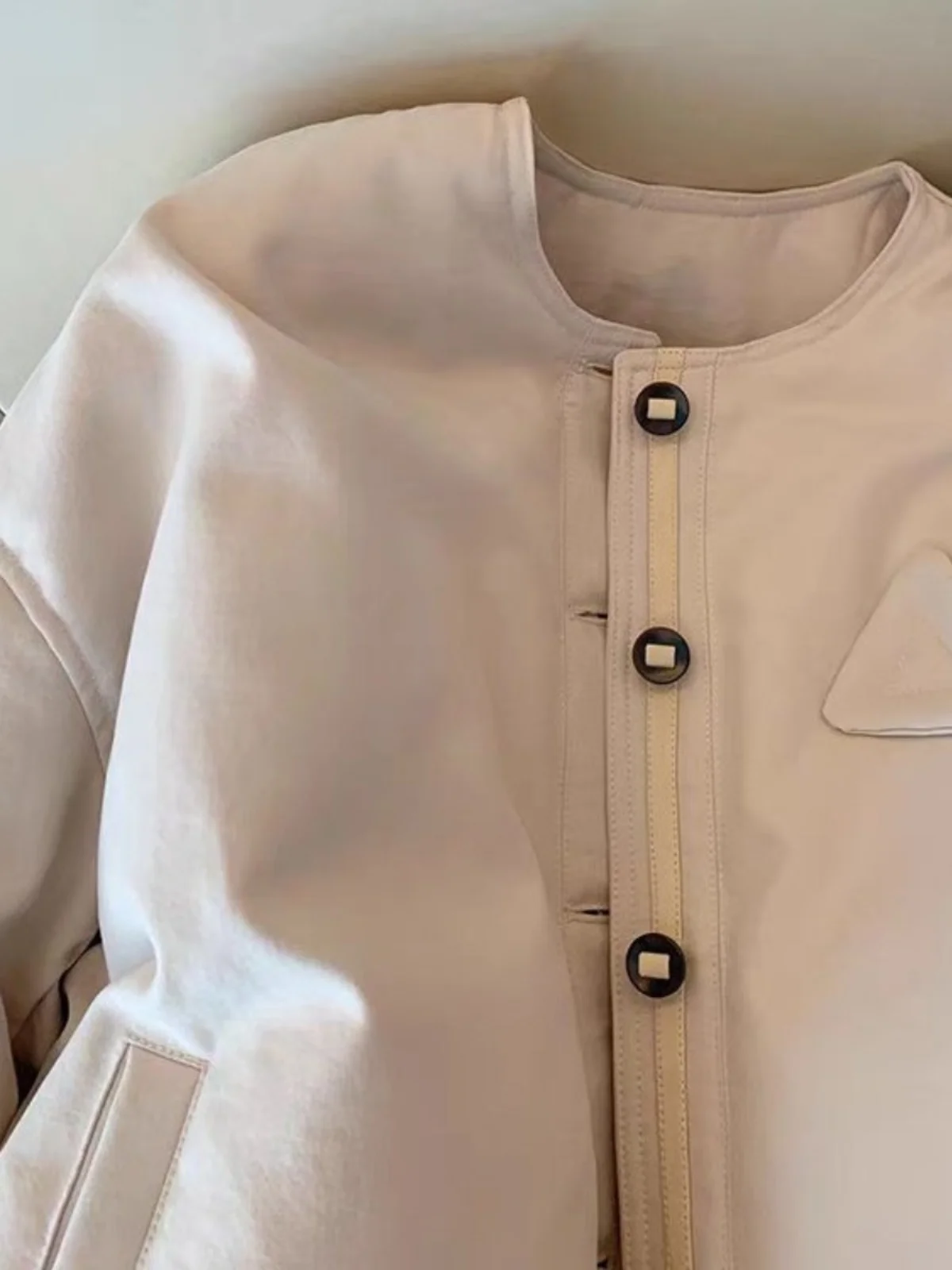 Кремово-белая утепленная куртка с круглым вырезом на хлопковой подкладке