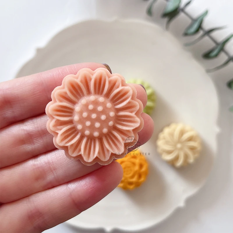 

Plastic Flower Mooncake Press Mold Shapes 20g Hand Pressure Flowers Cookie Plunger Cutters Fondant Pastry and Bakery Accessories