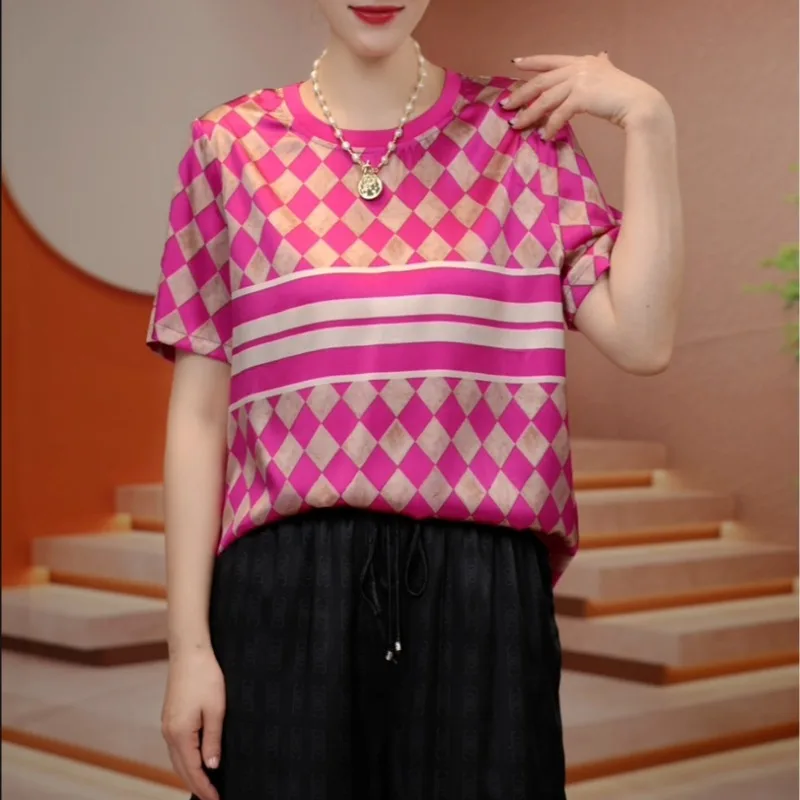 Женская футболка в полоску белая свободная с коротким рукавом круглым вырезом и