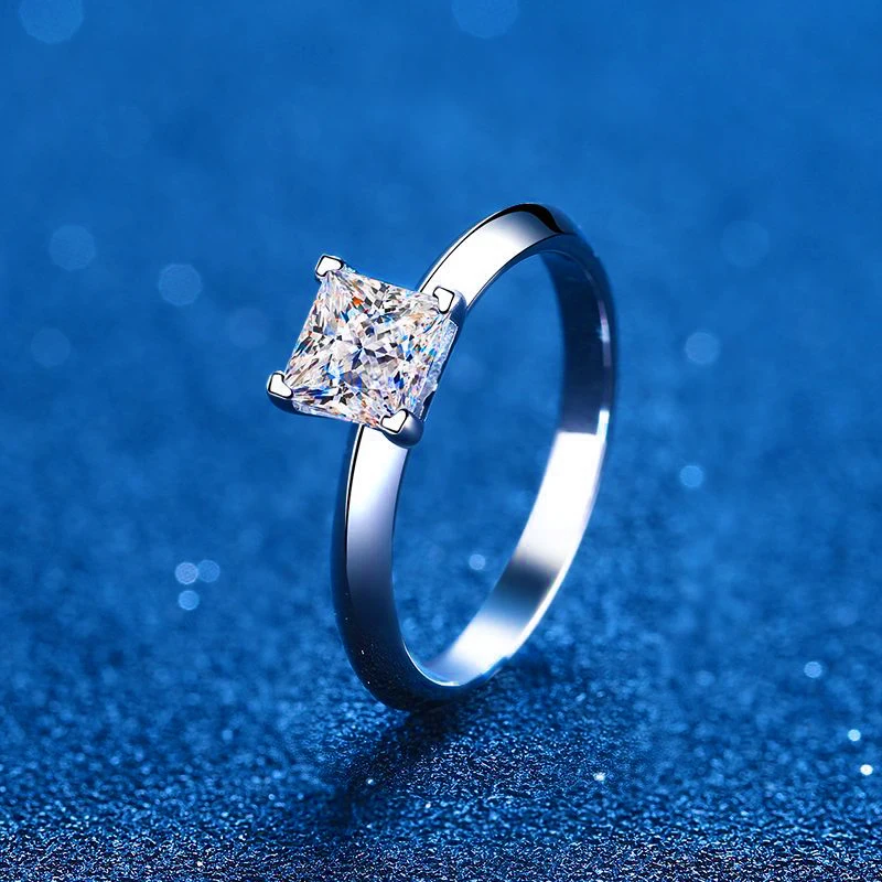 Женское Обручальное кольцо с бриллиантами покрытое белом золотом 18 К |