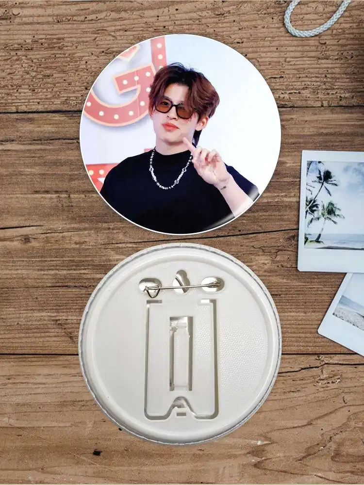 Двойная брошь-значок со звездами якорем периферийными элементами 58 мм