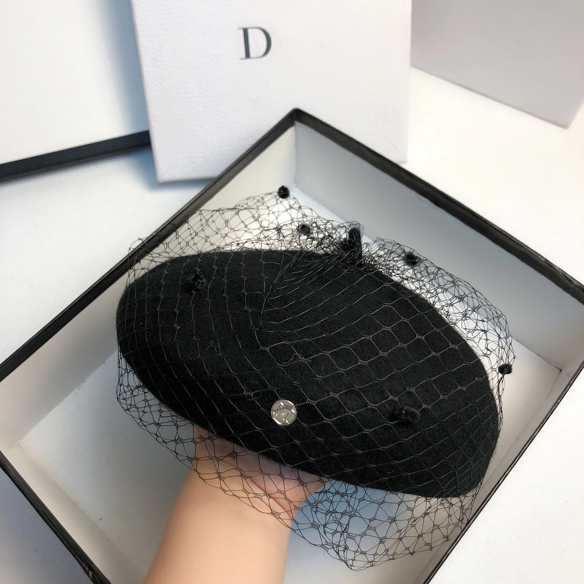 Шерстяной берет с вуалью