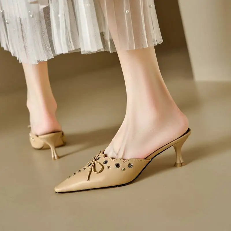 Женские туфли-лодочки из овечьей шкуры с острым носком и ремешком на пятке