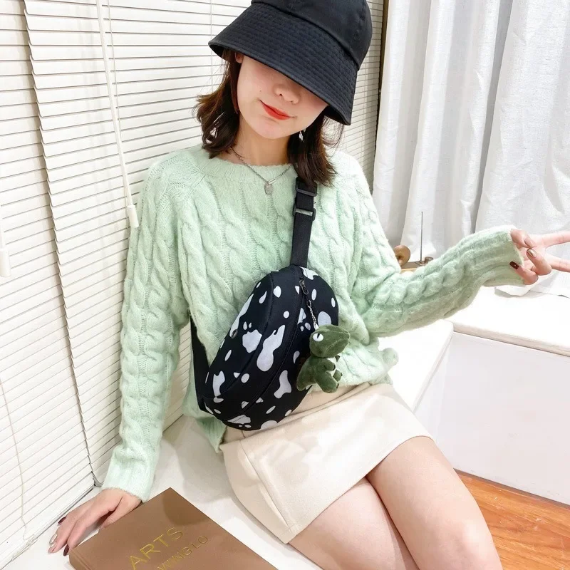 Женская нагрудная сумка Half Moon вместительная водонепроницаемая из ткани Оксфорд