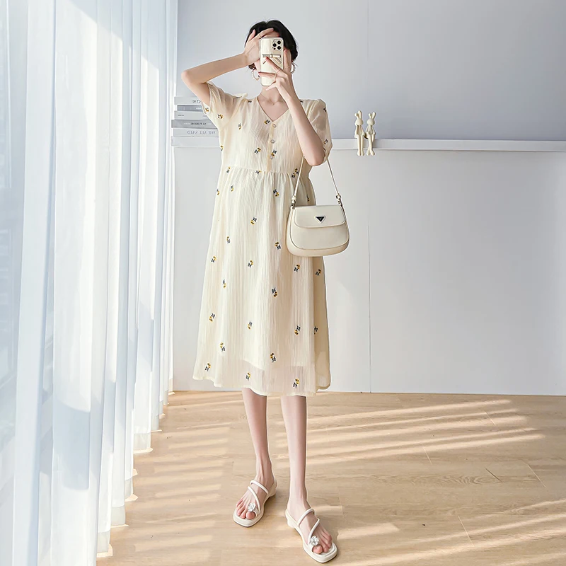 w ciąży Letnia moda Słodka haftowana sukienka z dekoltem szpic Puff Sleeve V-Neck Kwiatowa plisowana Ciążowe sukienki wakacyjne