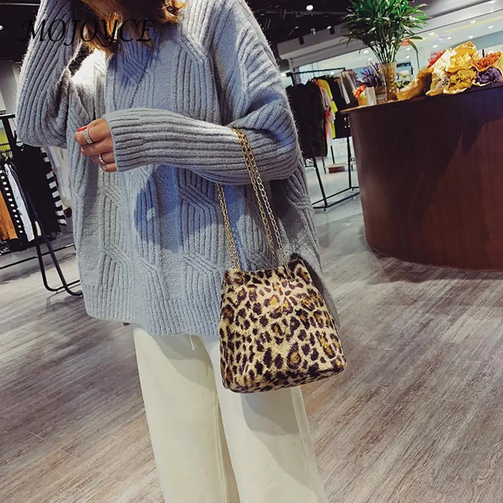 

Women Winter Chain Bucket Shoulder Handbag Popular Simple Female Daily Bag Fashion Leopard Plush Messenger Bags
