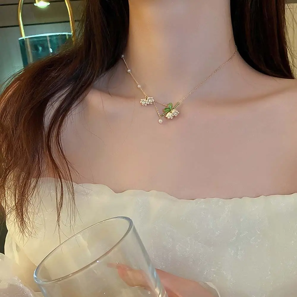 Женская короткая цепочка с подвеской в виде орхидеи