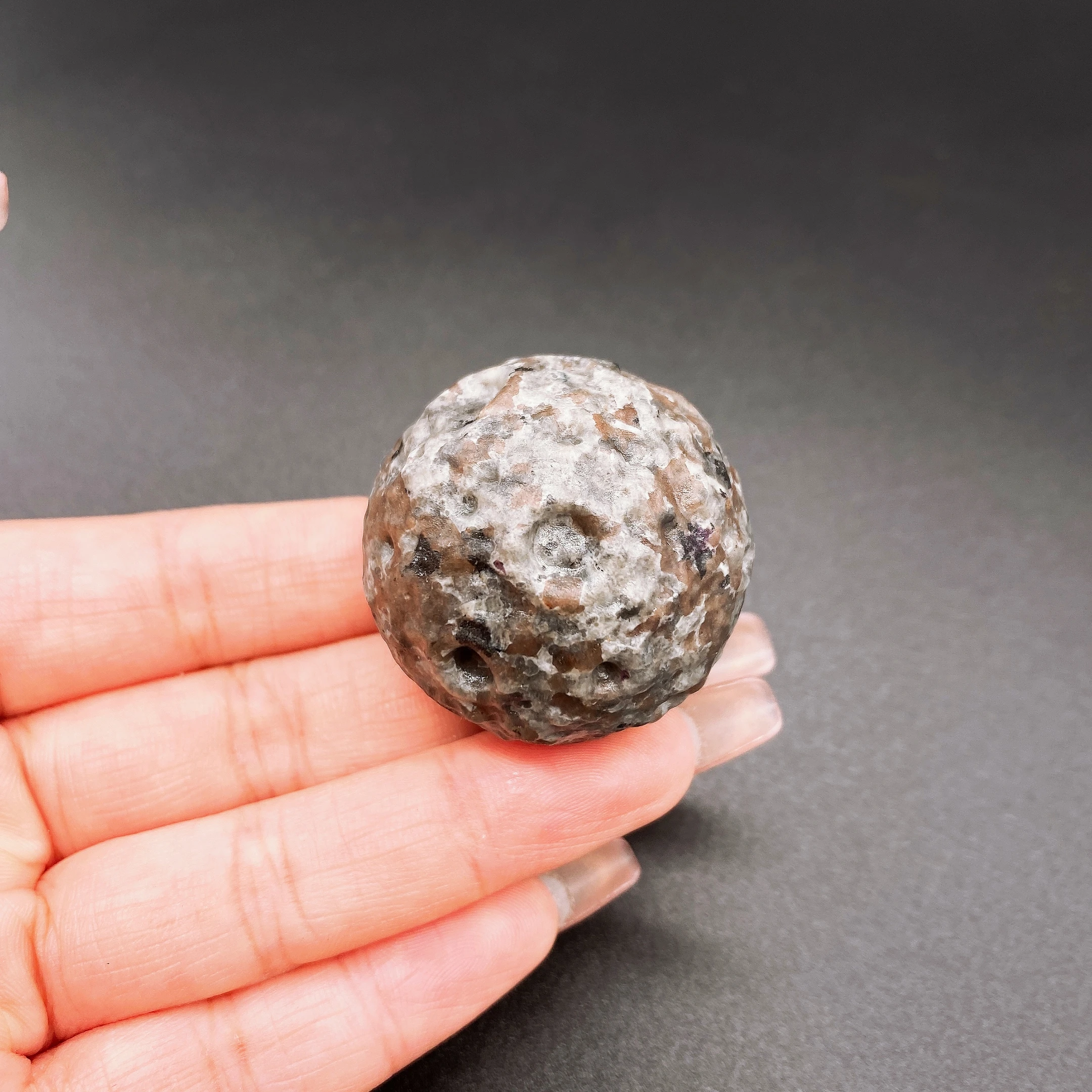 

Флуоресцентный камень Yooperlite Луна 35 мм