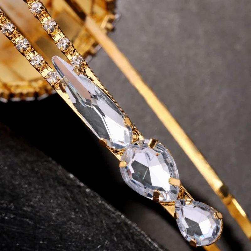 Повязка на голову с перьями и стразами уникального дизайна дополнит любой