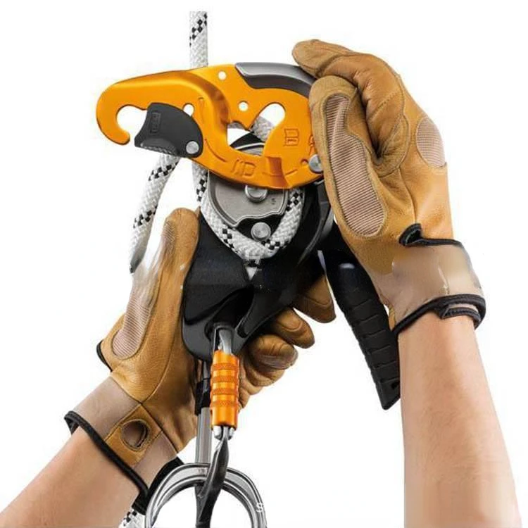 Вспомогательное устройство для скоростного спуска по воздушной работе.