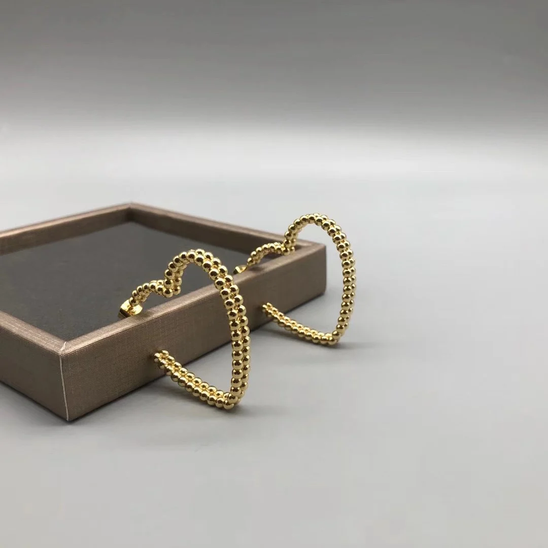 

Европейские и американские популярные серьги в форме сердца