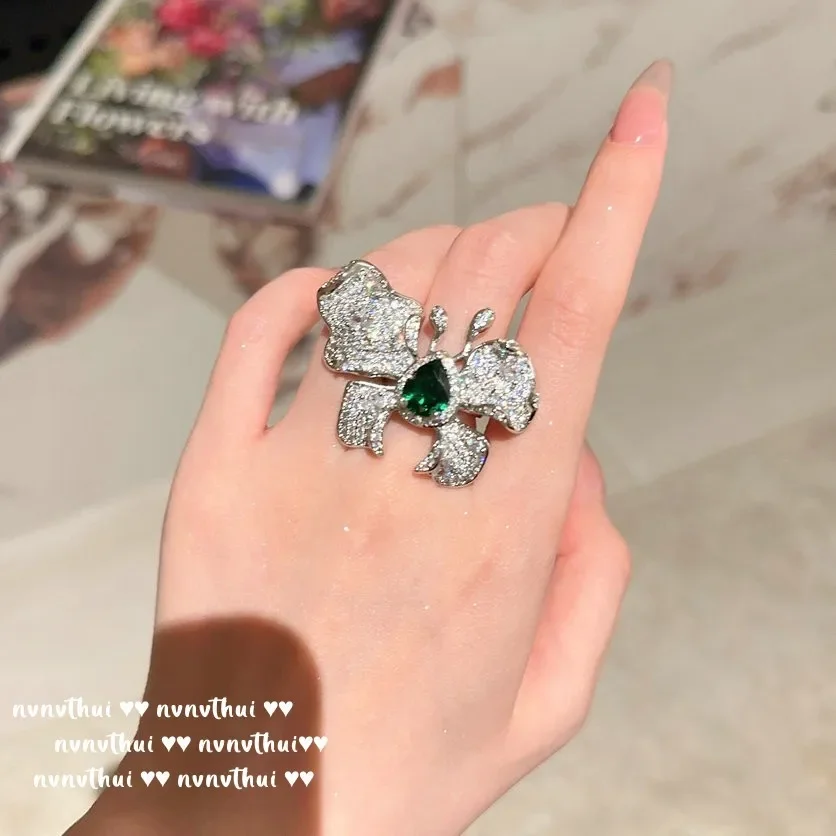 Женское кольцо из серебра 2023 пробы с блестящей искусственной бабочкой