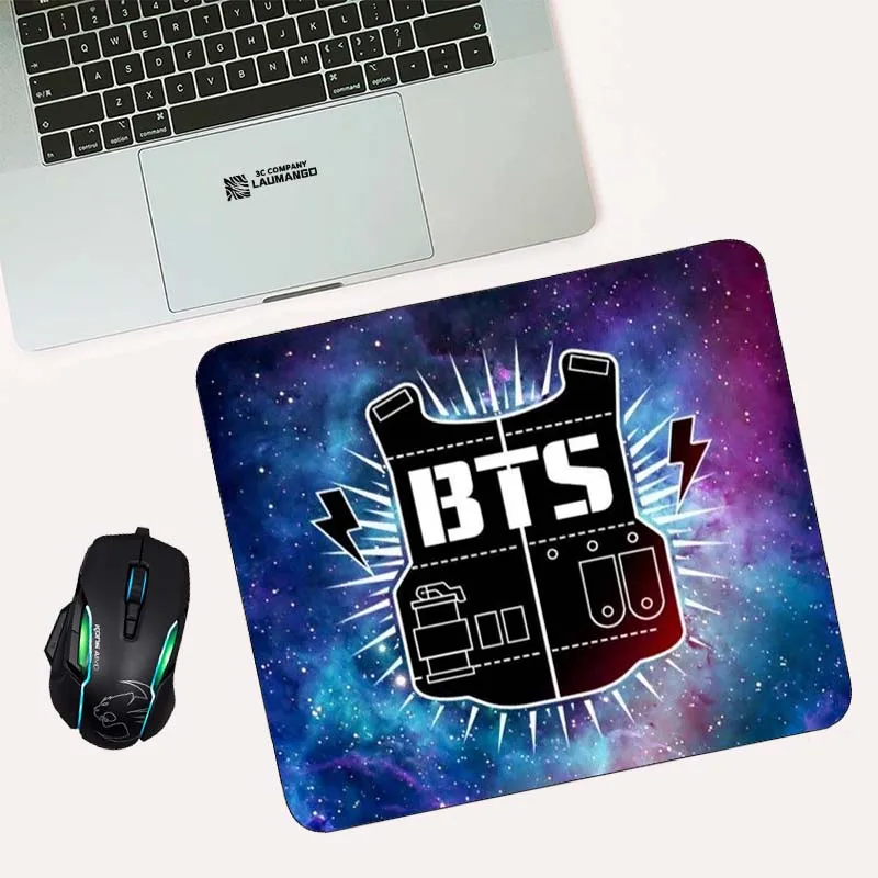 

Kpop-Bts ПК игровой компьютер, маленькие коврики для мыши, милый игровой коврик, коврики для клавиатуры, коврик для мыши, мультяшный маленький н...