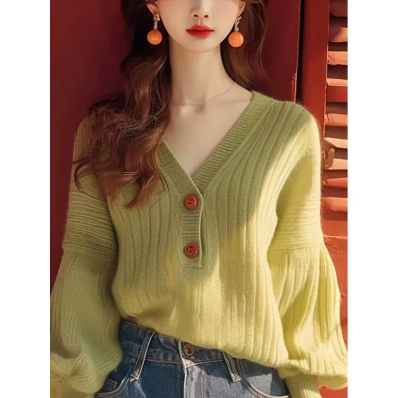 Новинка 2024 женский свитер стильный уменьшающий возраст зеленый вязаный с