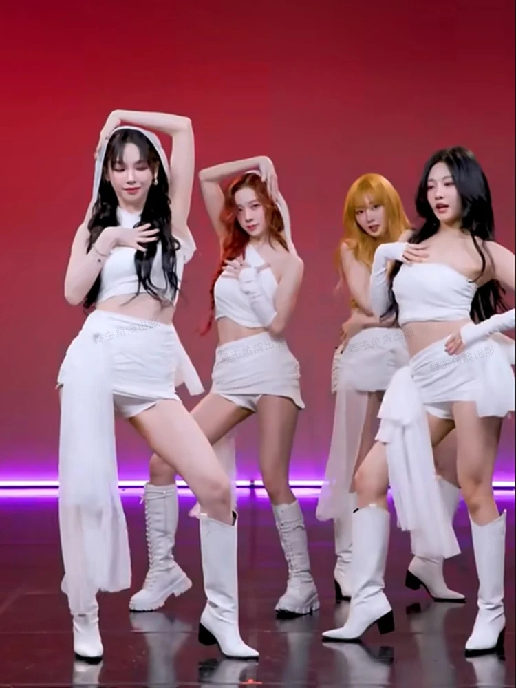 Корейская группа девушек выполняет тот же стиль пения наряд женские белые