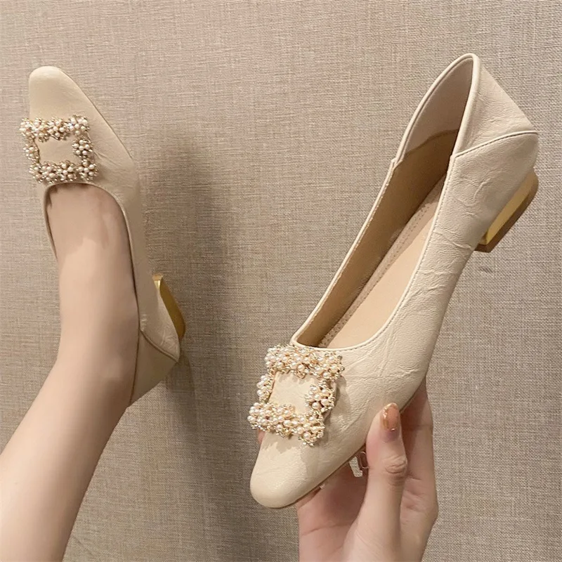 

Женские туфли-лодочки на низком каблуке, с круглым носком и жемчугом