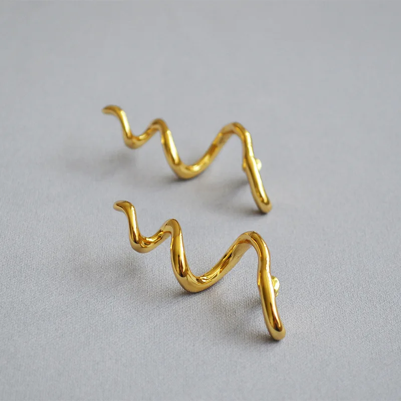 

French niche European and American high-end original design delicate golden spiral earrings cold and exaggerated