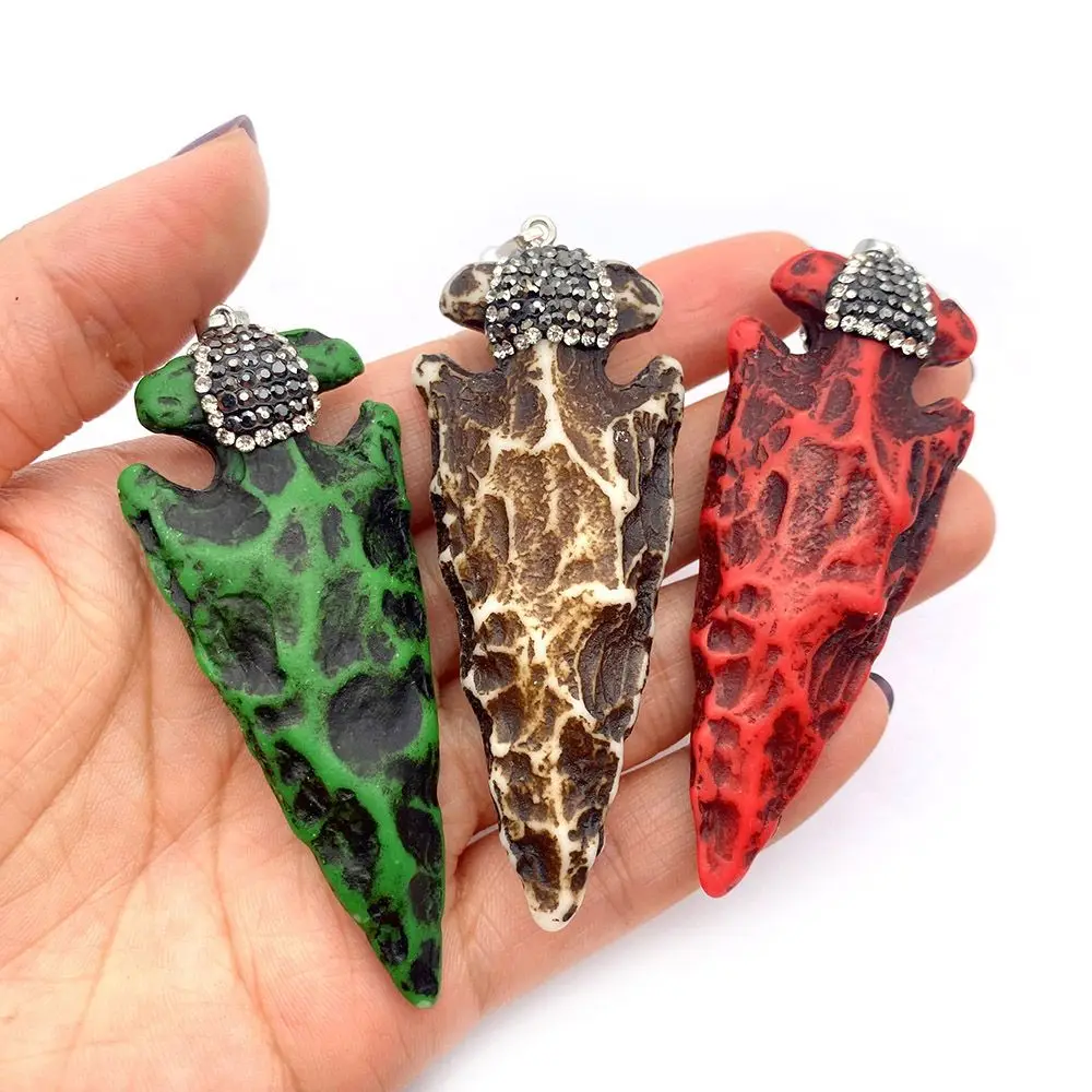 Винтажный кулон в виде коровьей кости из смолы 30x73 мм инкрустированный шармами