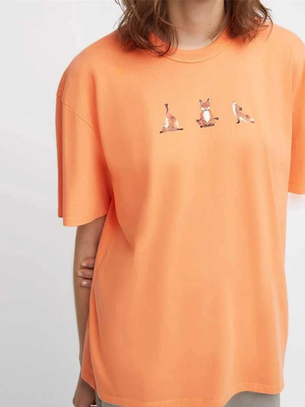 

Футболка женская с круглым вырезом, коротким рукавом и принтом лисы