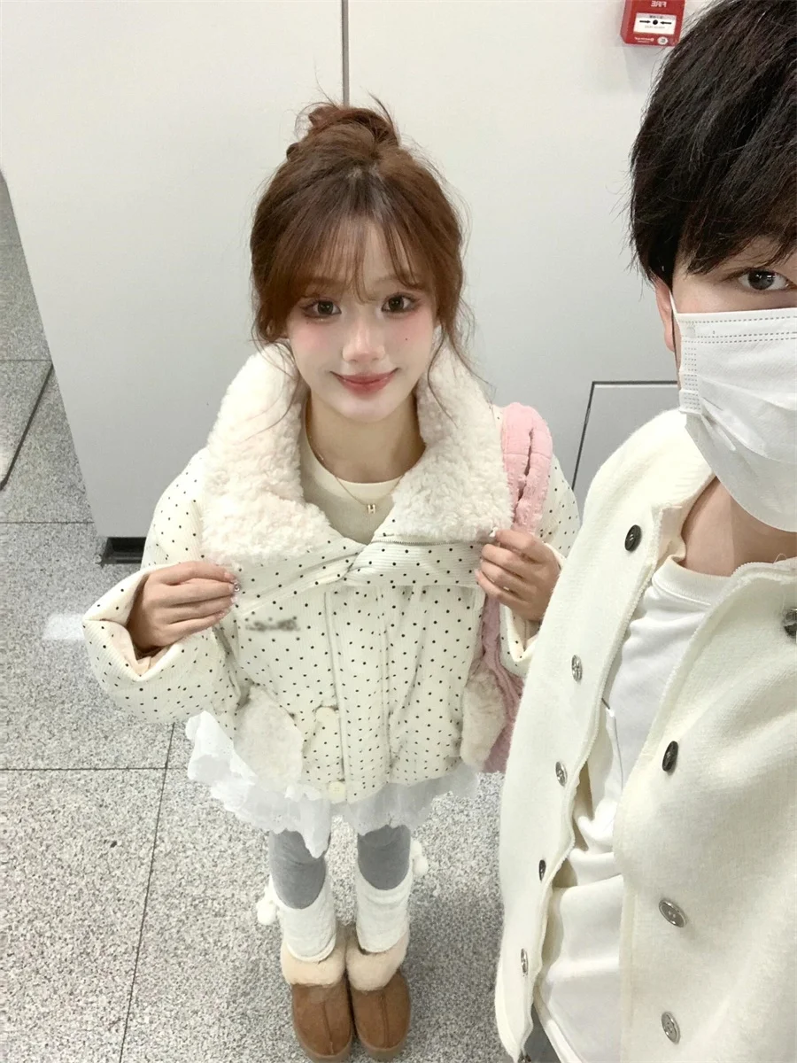 Белый пуховик с меховым воротником в горошек одежда хлопковой подкладкой