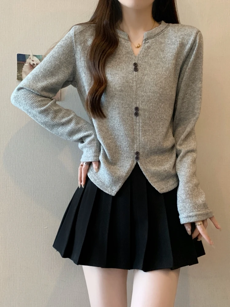 Серая вязаная женская рубашка с v-образным вырезом и длинными рукавами осень зима