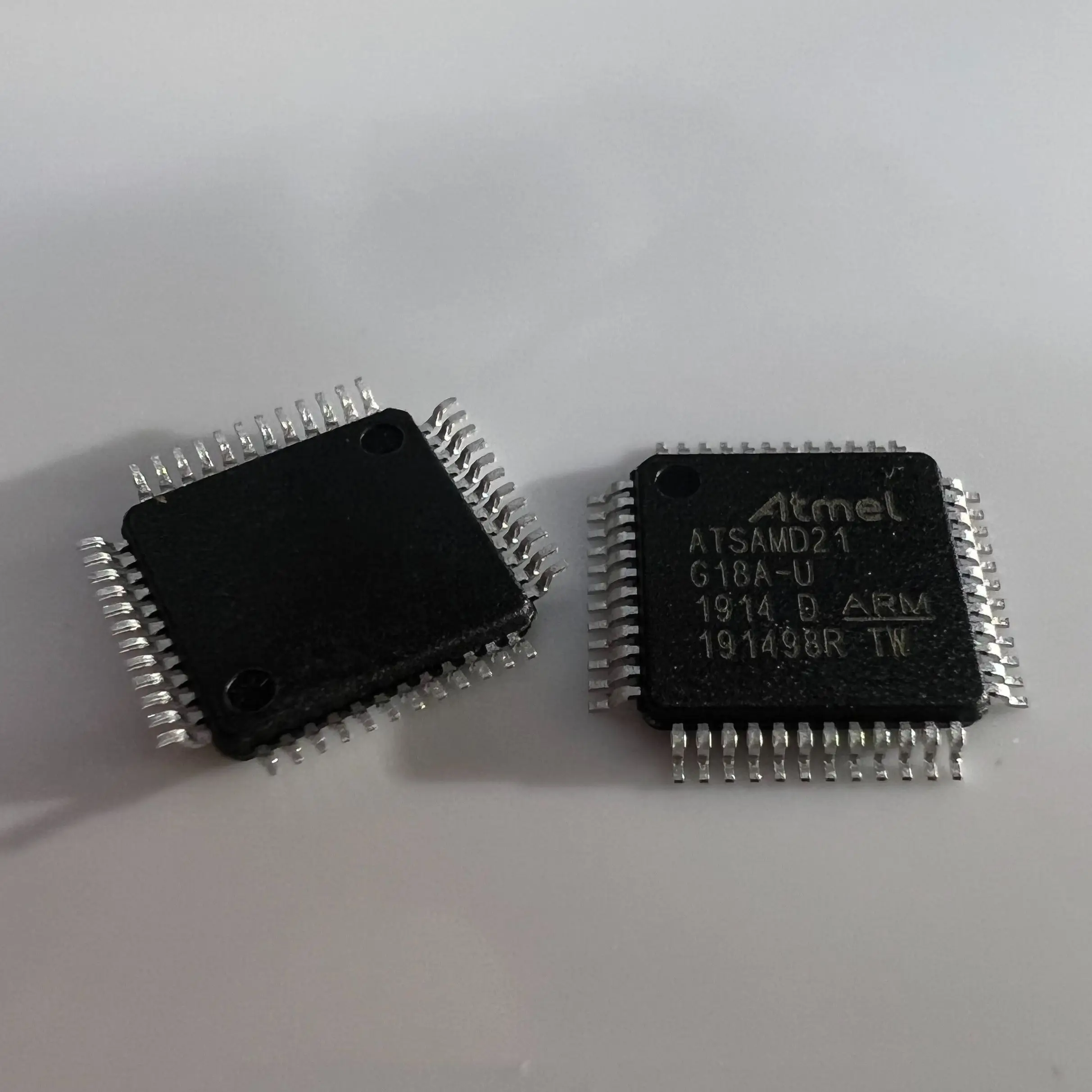 

1PCS/LOTE ATSAMD21G18A-AU Package TQFP-48 New Original Genuine Processor/microcontroller IC Chip