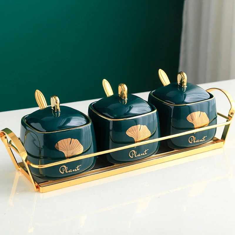 

Банки и банки для зерна с ложкой и подносом