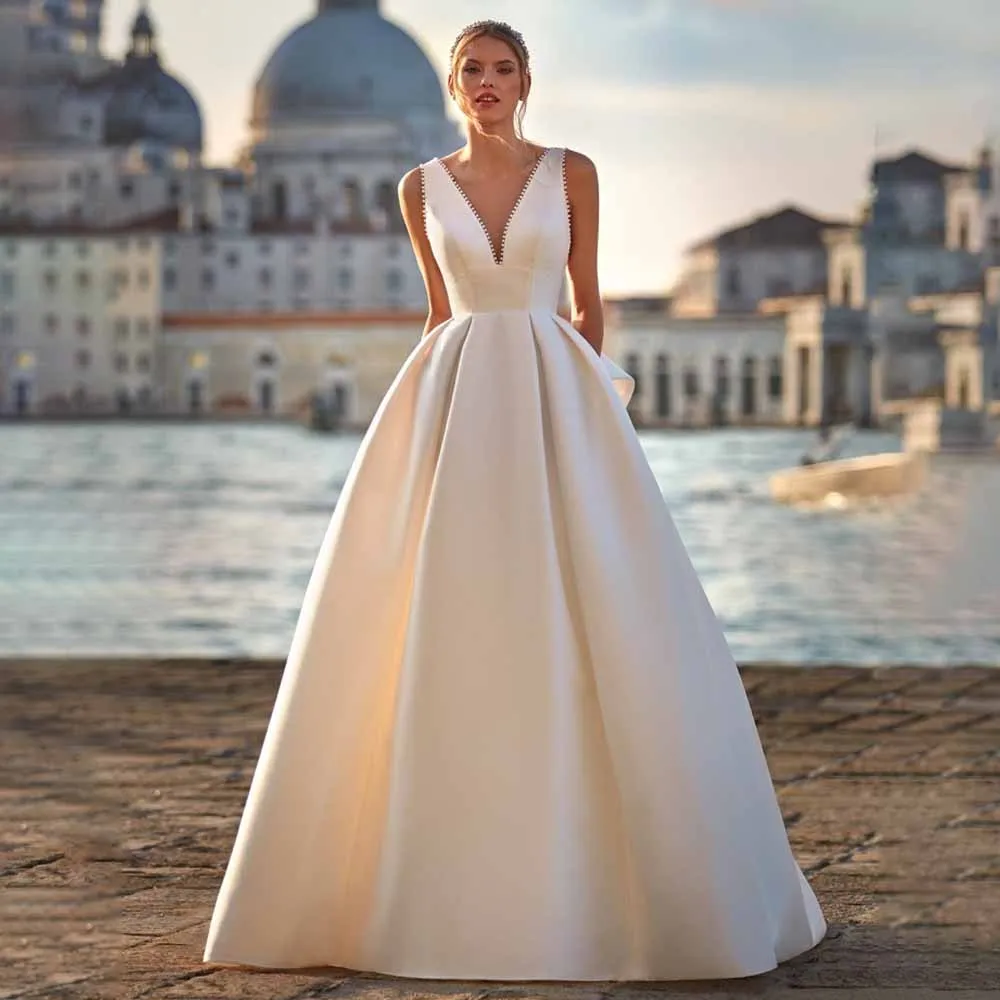 Атласные свадебные платья цвета слоновой кости с глубоким V-образным вырезом