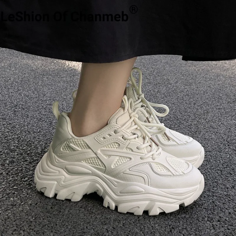 

Женские кроссовки на плоской подошве, из натуральной кожи, со шнуровкой