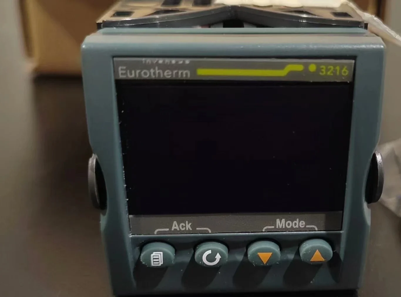 Регулятор температуры Eurotherm 3216.